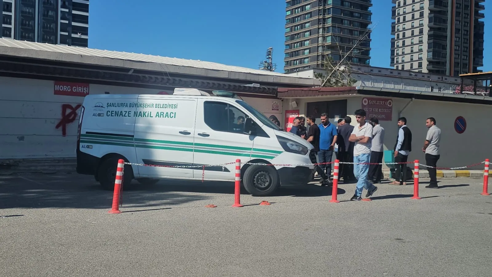 Viranşehir'de tarla sürerken devrilen traktörün altında kalan çiftçi hayatını kaybetti