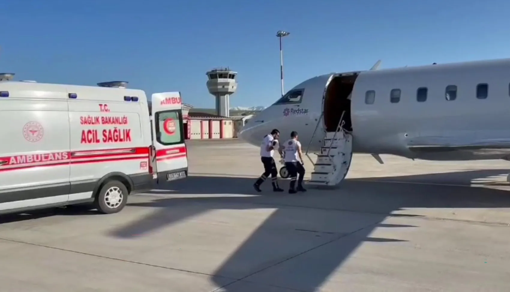 İki bebek acil şifa için İstanbul yolcusu