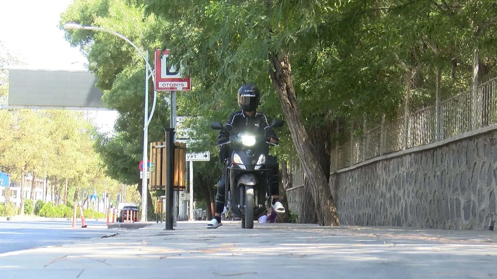 Diyarbakırlı kurye yolda çırpınan serçenin hayatını kurtardı