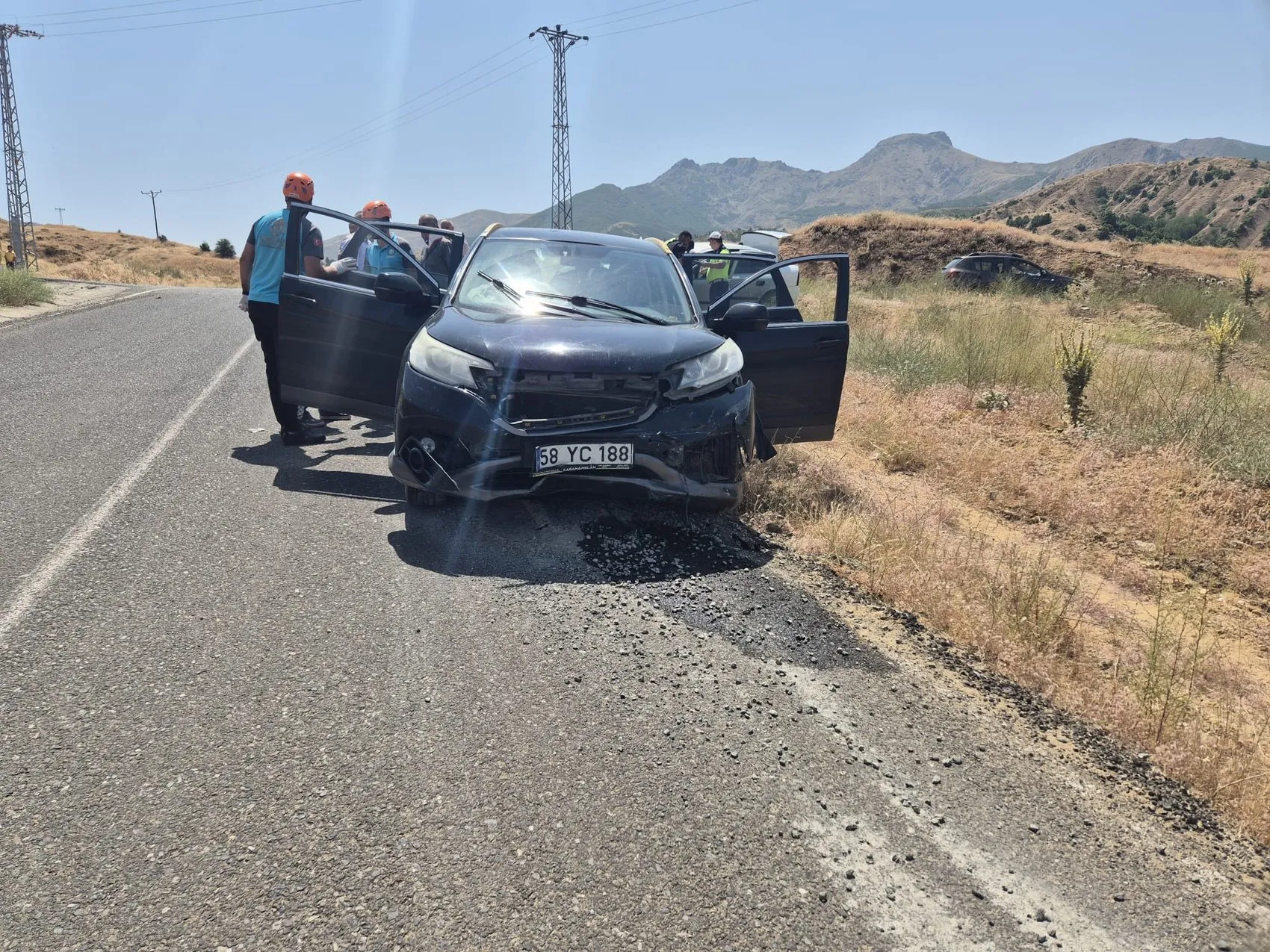 Bingöl Genç ilçesinde iki otomobilin çarpıştığı kazada 10 kişi yaralandı