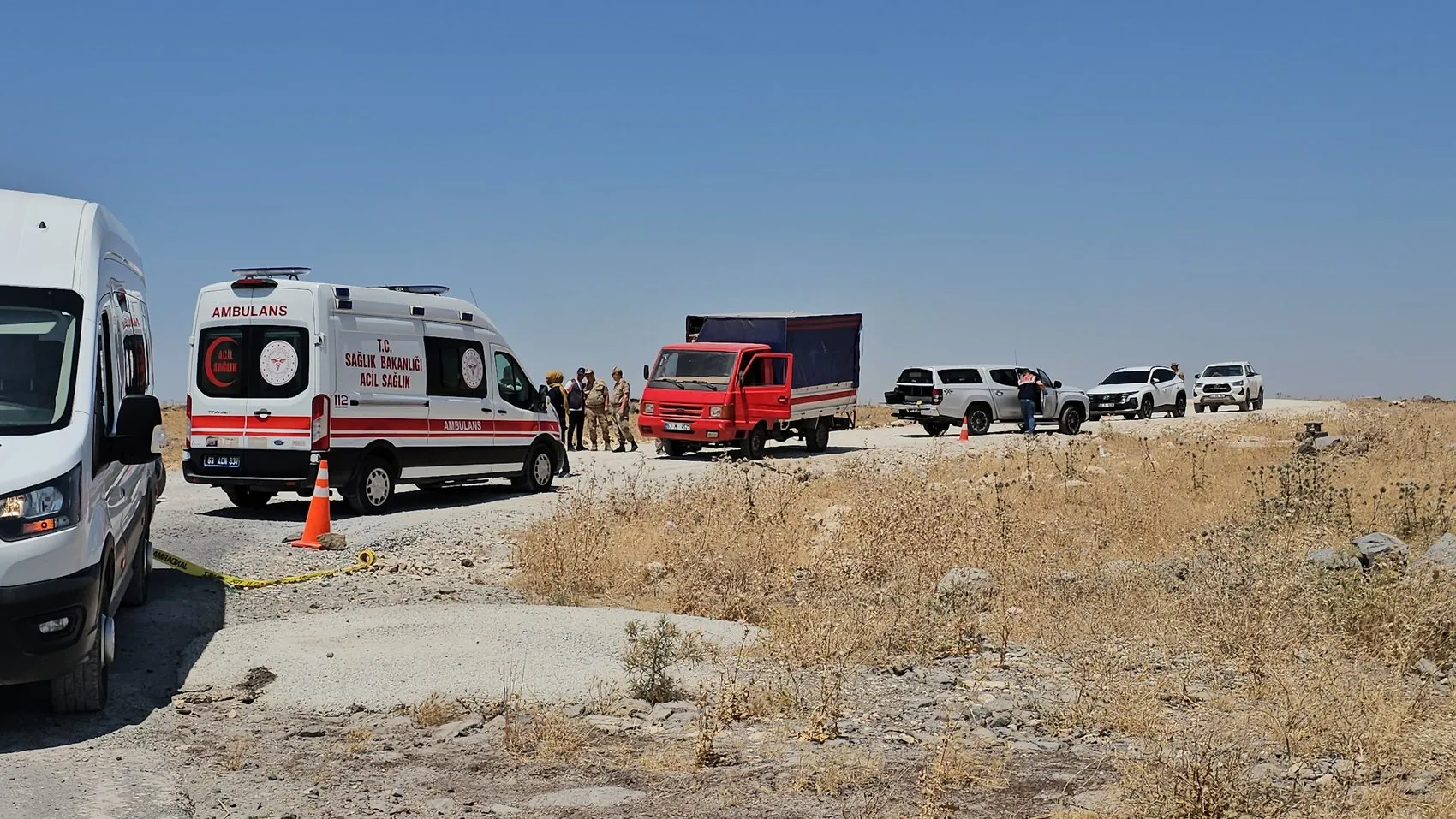 Şanlıurfa Karaköprü yolunda park halindeki kamyonette cansız beden bulundu