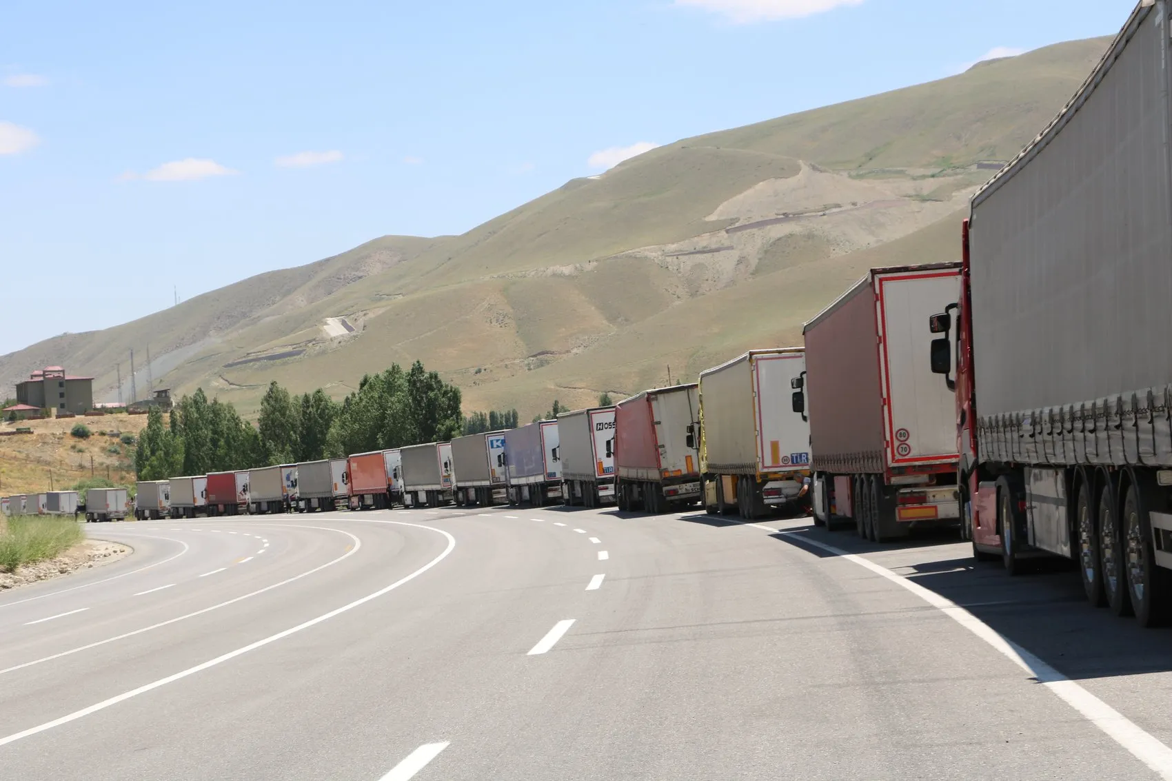 Esendere Gümrük Kapısında TIR Kuyruğu 12 Kilometreyi Buldu