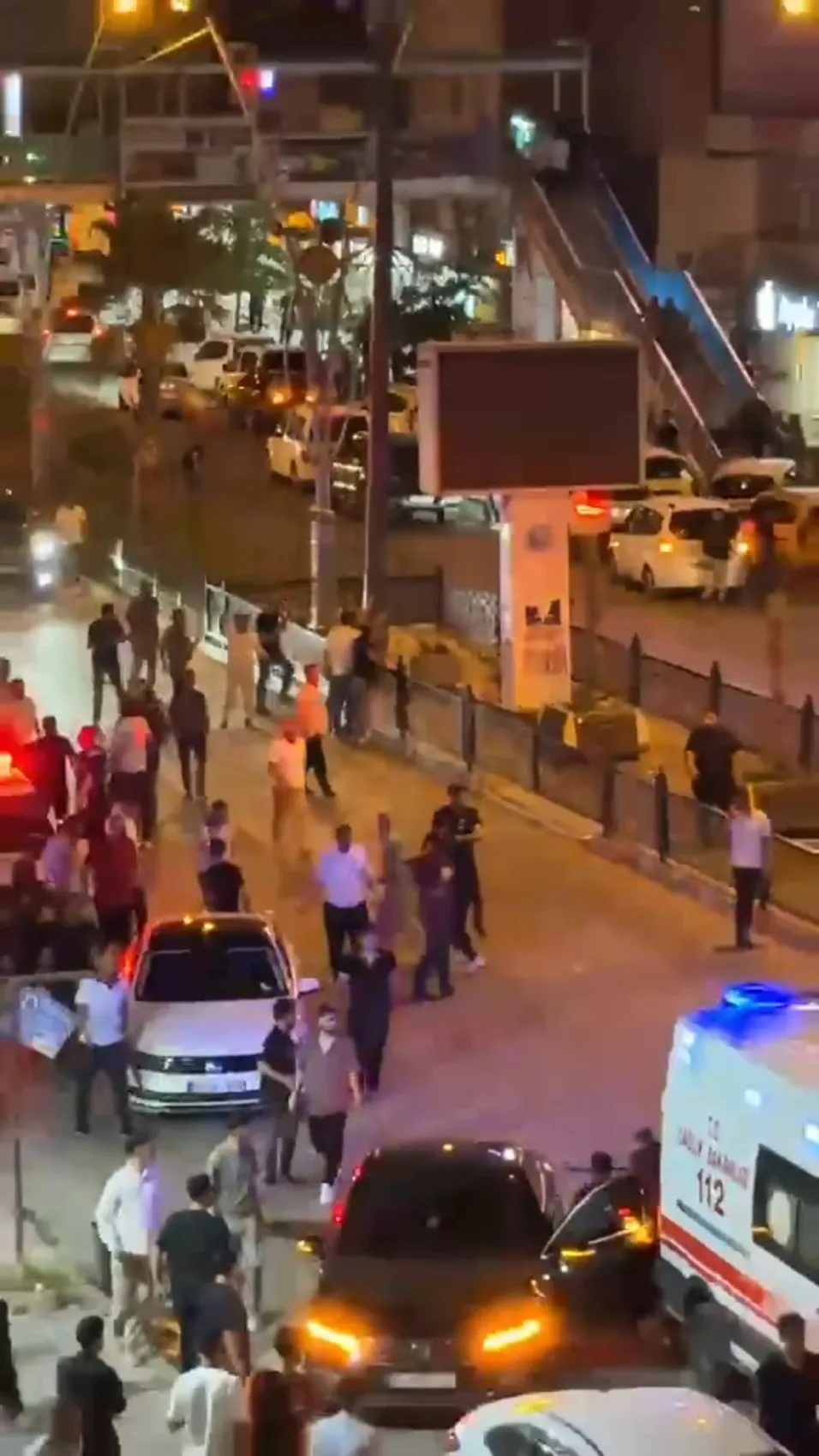 Silopi sokaklarında sopa ve yumrukların konuştuğu kavgada üç kişi yaralandı
