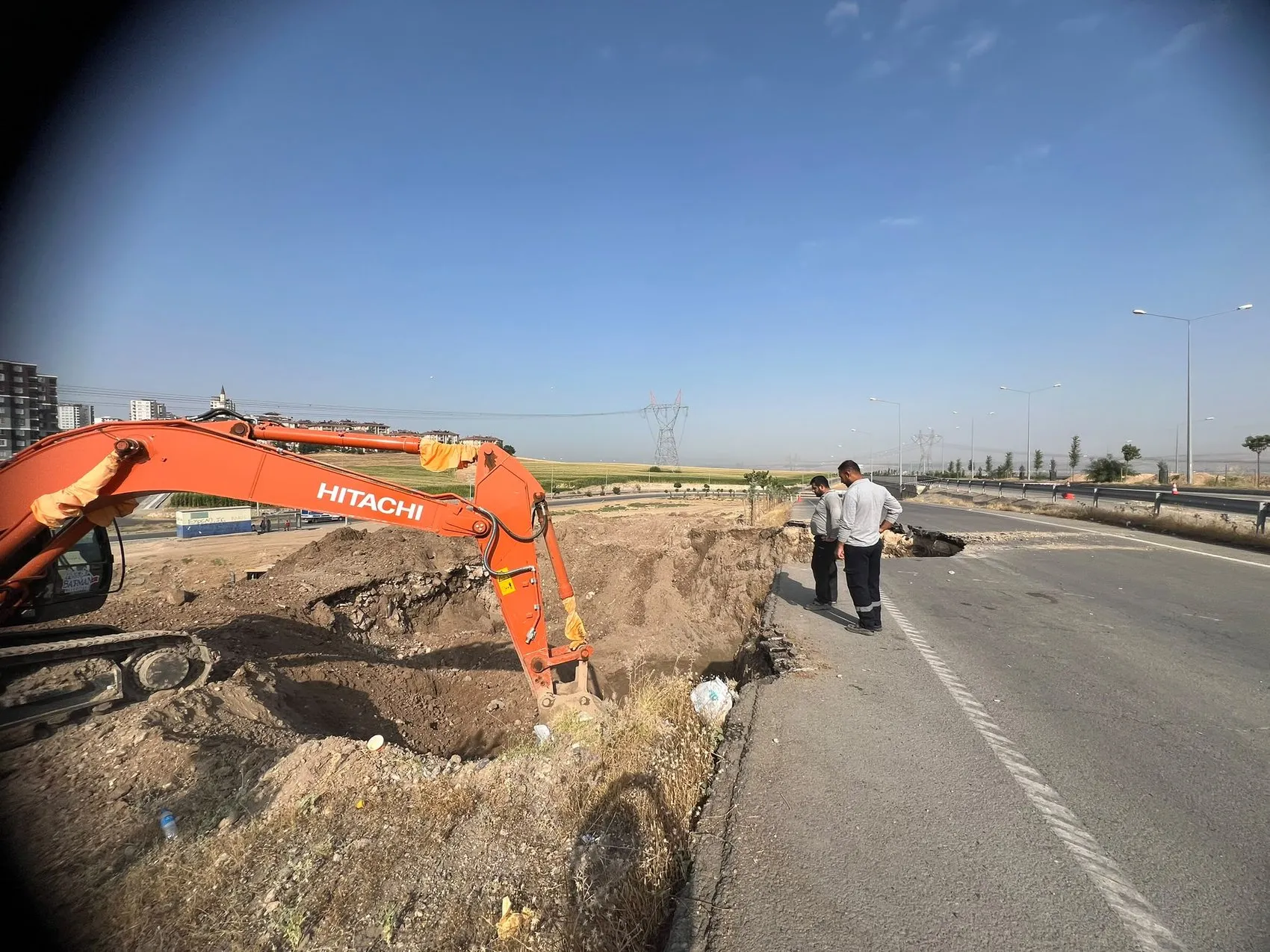Batman Diyarbakır yolu su borusu patlaması nedeniyle trafiğe kapandı