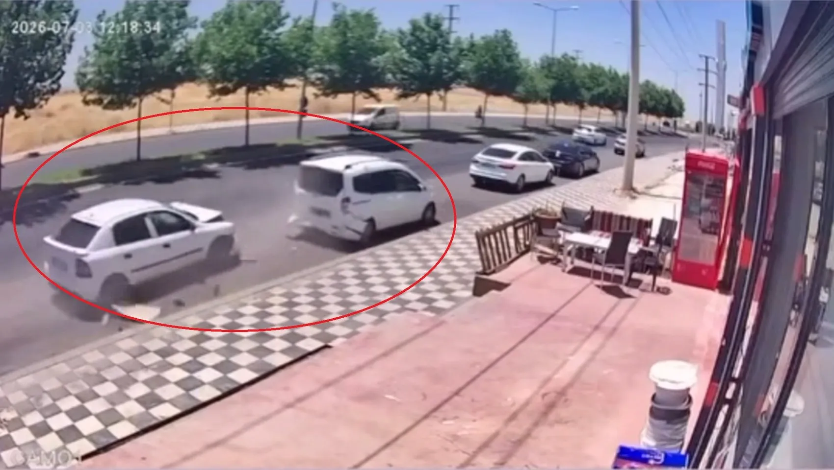 Diyarbakırda kontrolden çıkan otomobil park halindeki araçlara çarptı