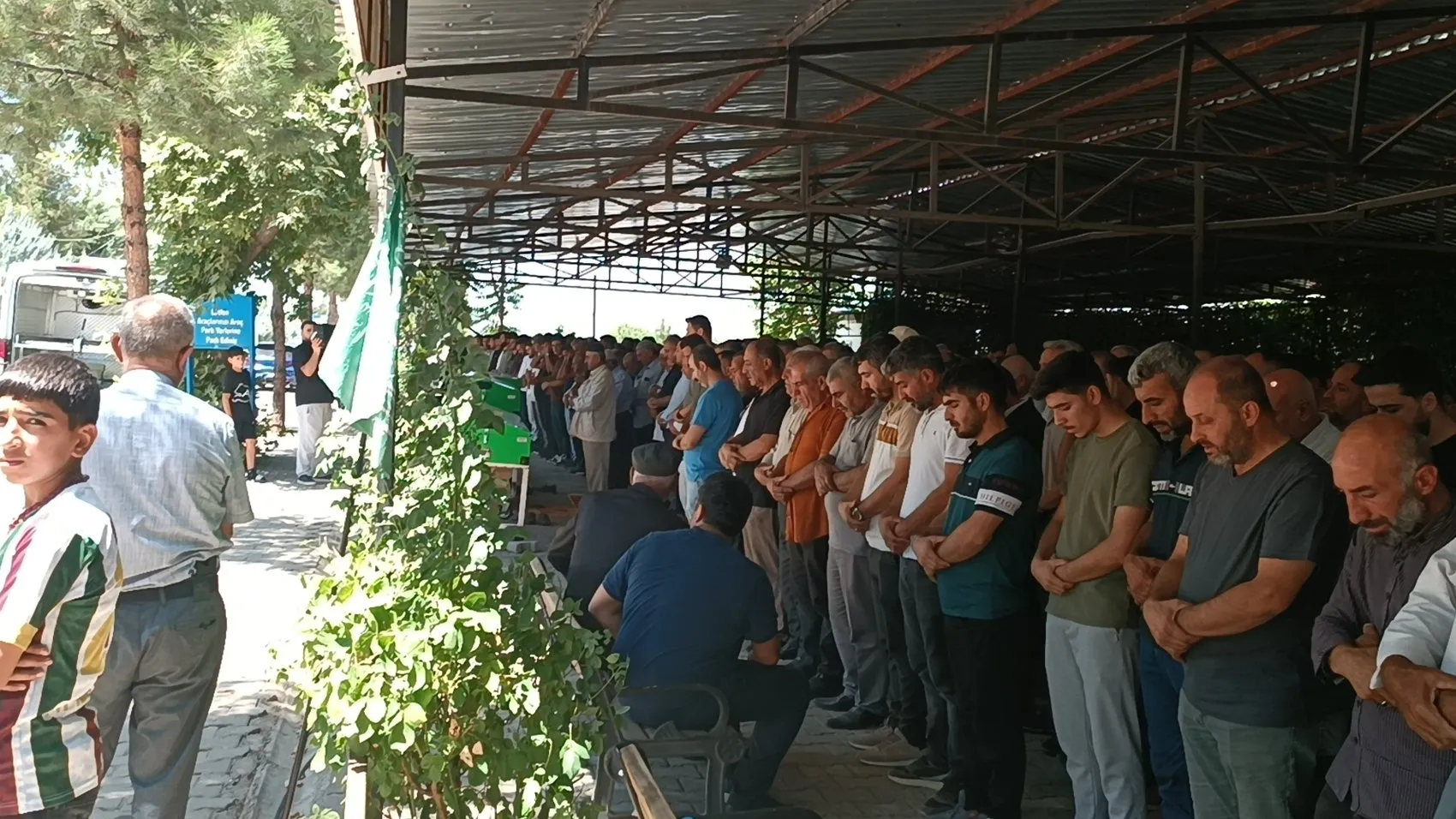 Batman mezarlığındaki saldırıda hayatını kaybeden üç kişi toprağa verildi