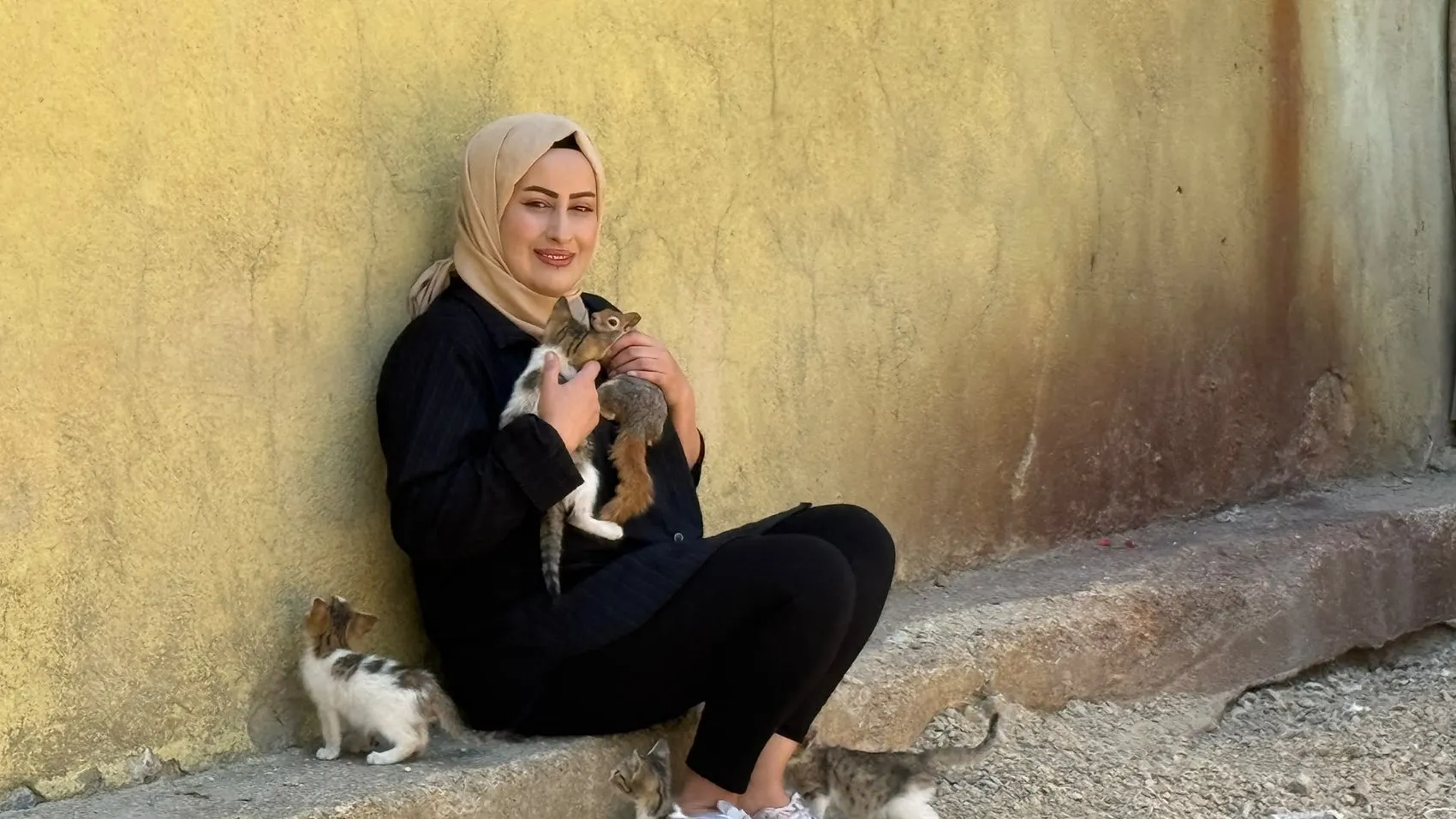 Hakkari'de bir kuaförün kurtardığı sincap evden ayrılmıyor