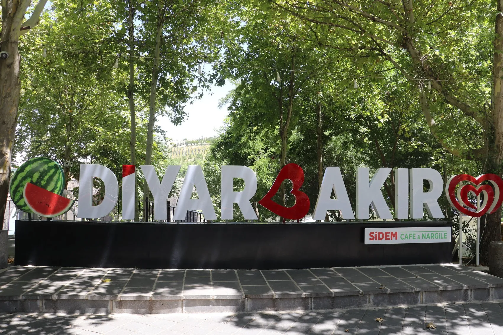Kavurucu sıcaklar Diyarbakır sokaklarını ve tarihi alanları ıssız bıraktı