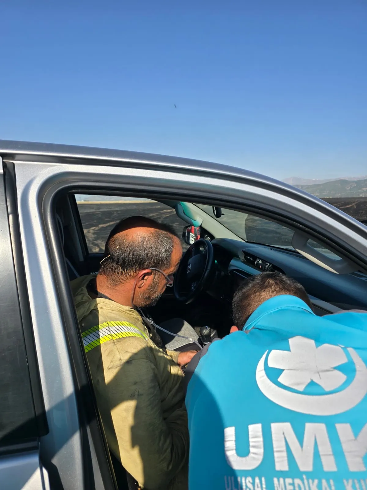 Bingöl'de anız yangınına müdahale eden 4 itfaiyeci dumandan etkilendi