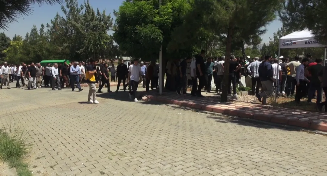 Batman mezarlığındaki saldırıda hayatını kaybeden üç kişi toprağa verildi
