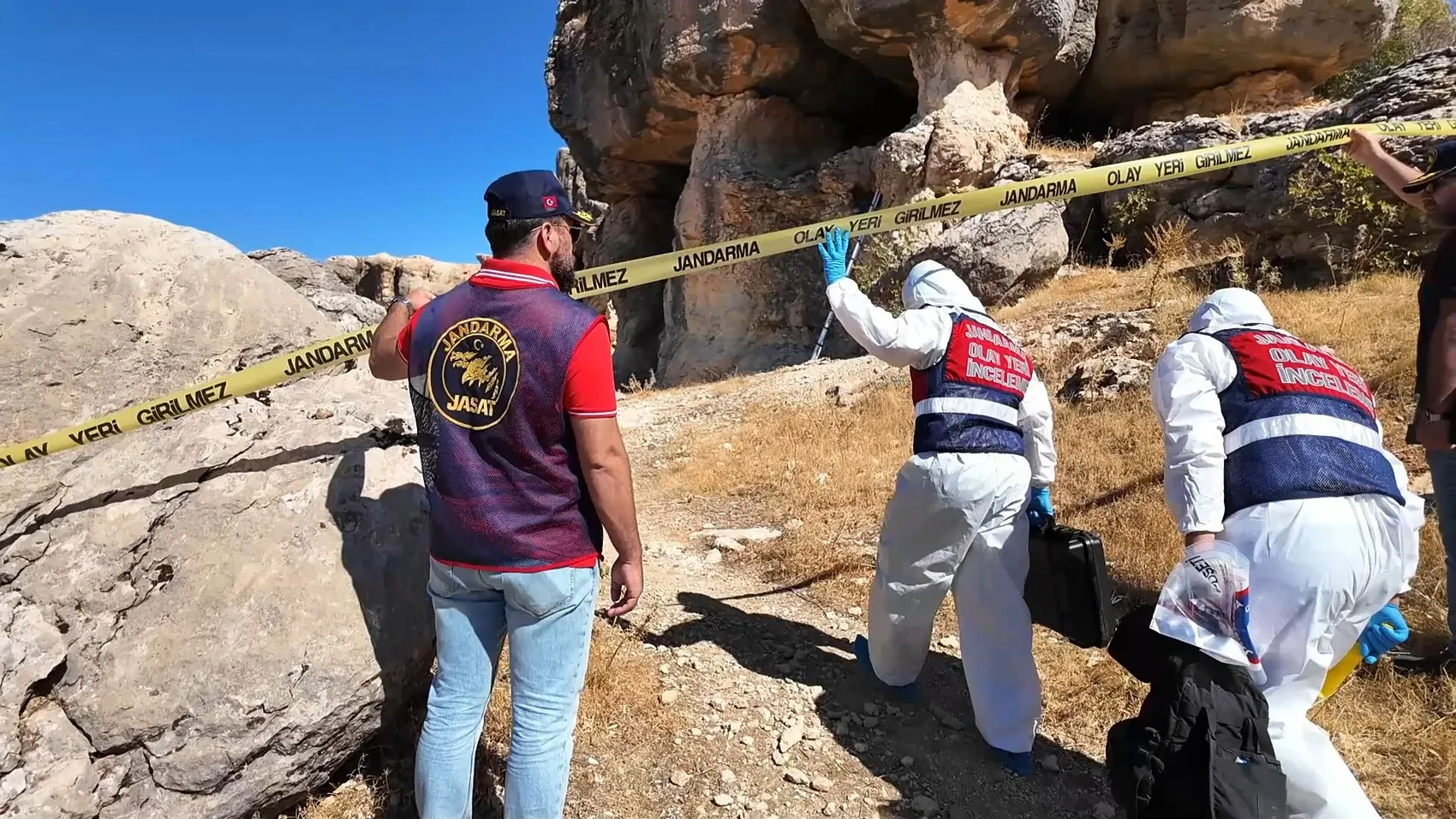 On yıl önce kaybolan annesinin mezarı başında adalet arıyor