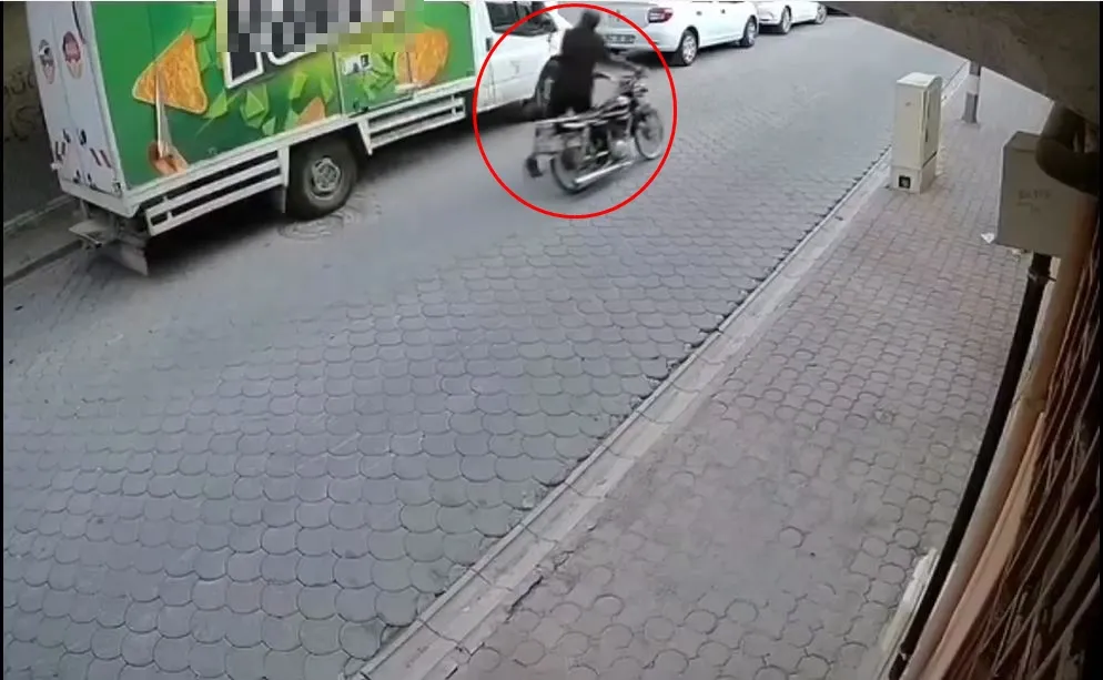 Kızıltepe’de apartman önünden motosiklet çalınma anı kayıt altına alındı