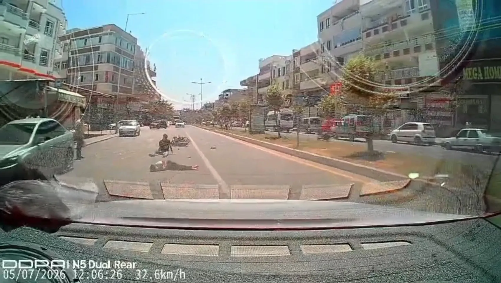 Şanlıurfa'da motosikletin otomobile arkadan çarptığı anlar güvenlik kamerasına yansıdı