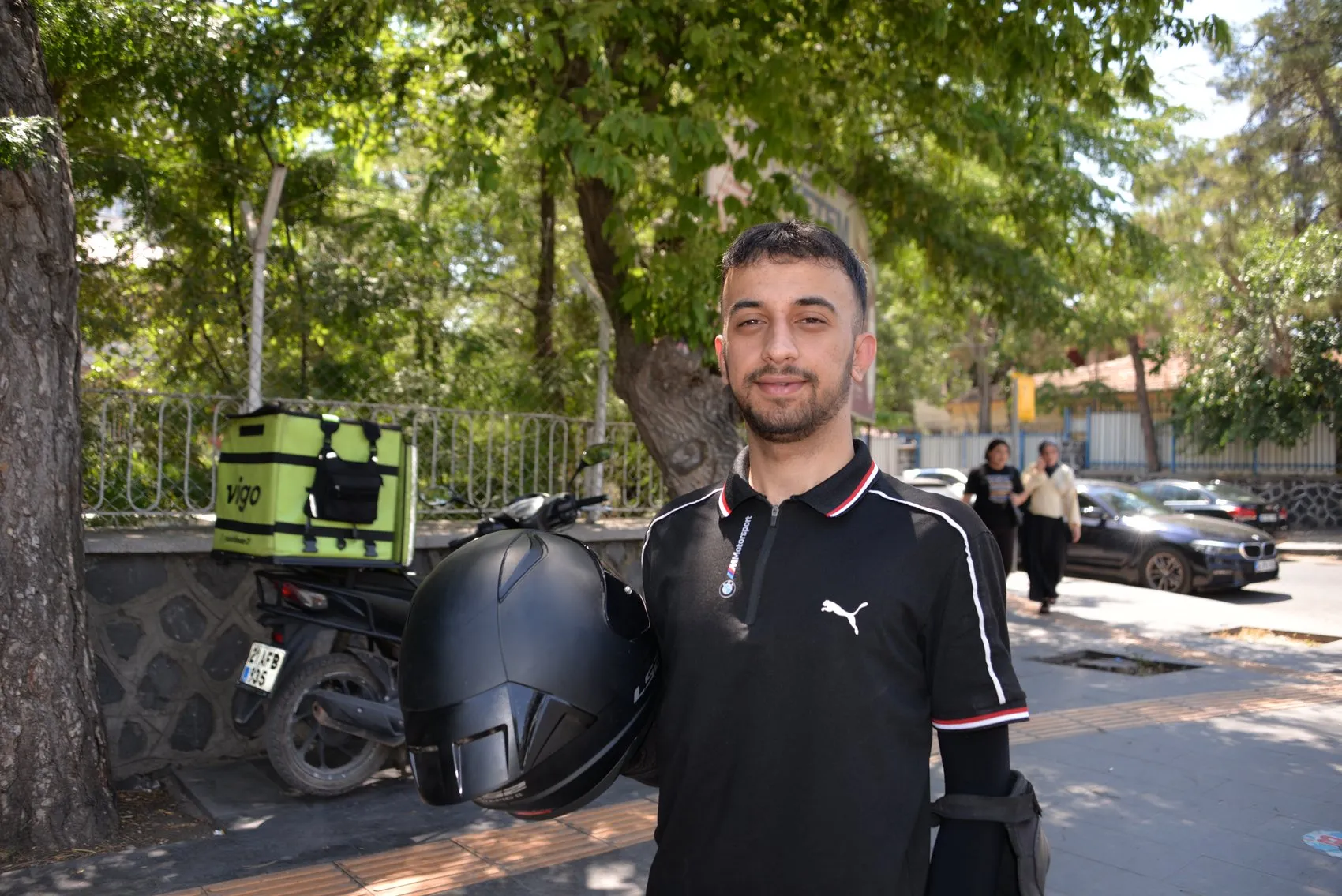 Diyarbakırlı kurye yolda çırpınan serçenin hayatını kurtardı