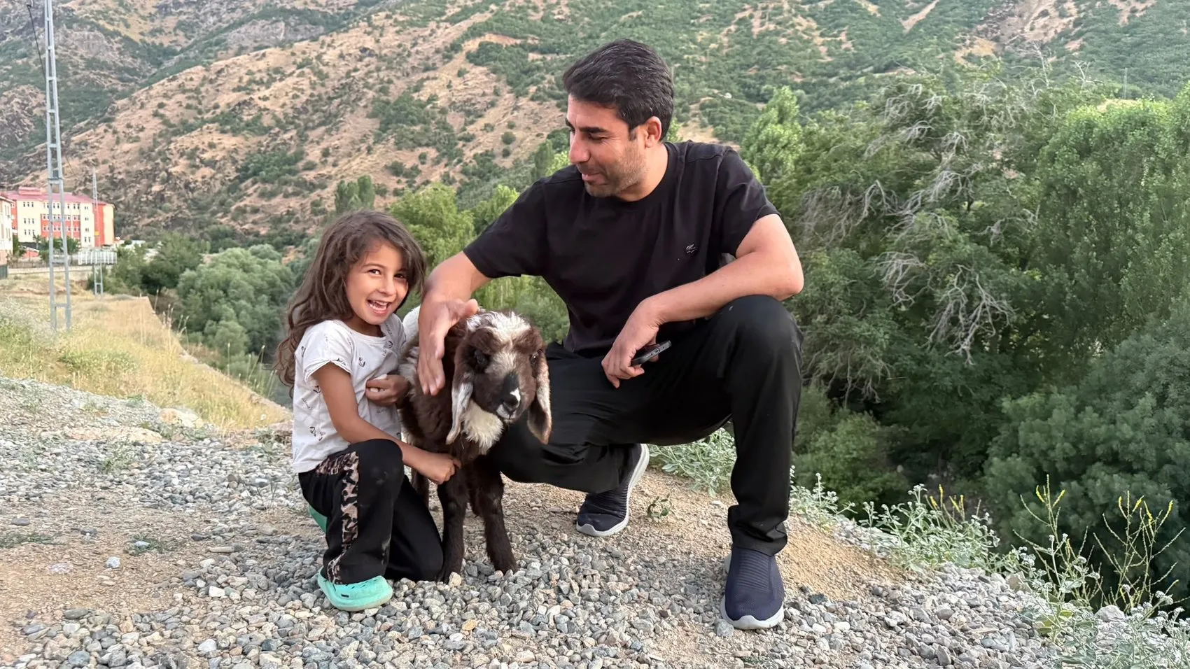 Hakkari'de öksüz kuzu Arif ailenin bir parçası oldu