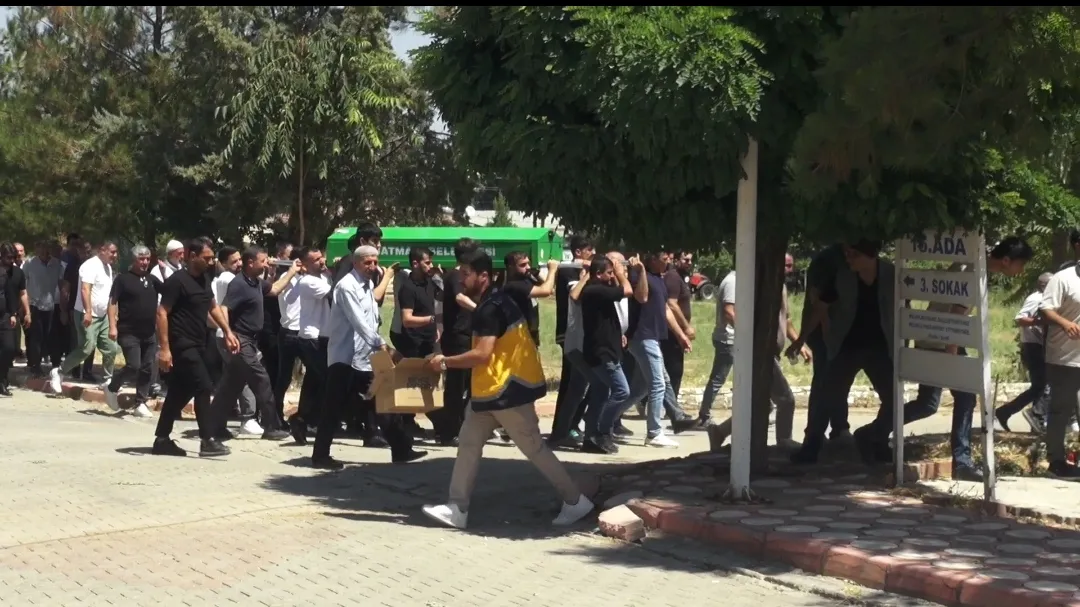 Batman mezarlığındaki saldırıda hayatını kaybeden üç kişi toprağa verildi