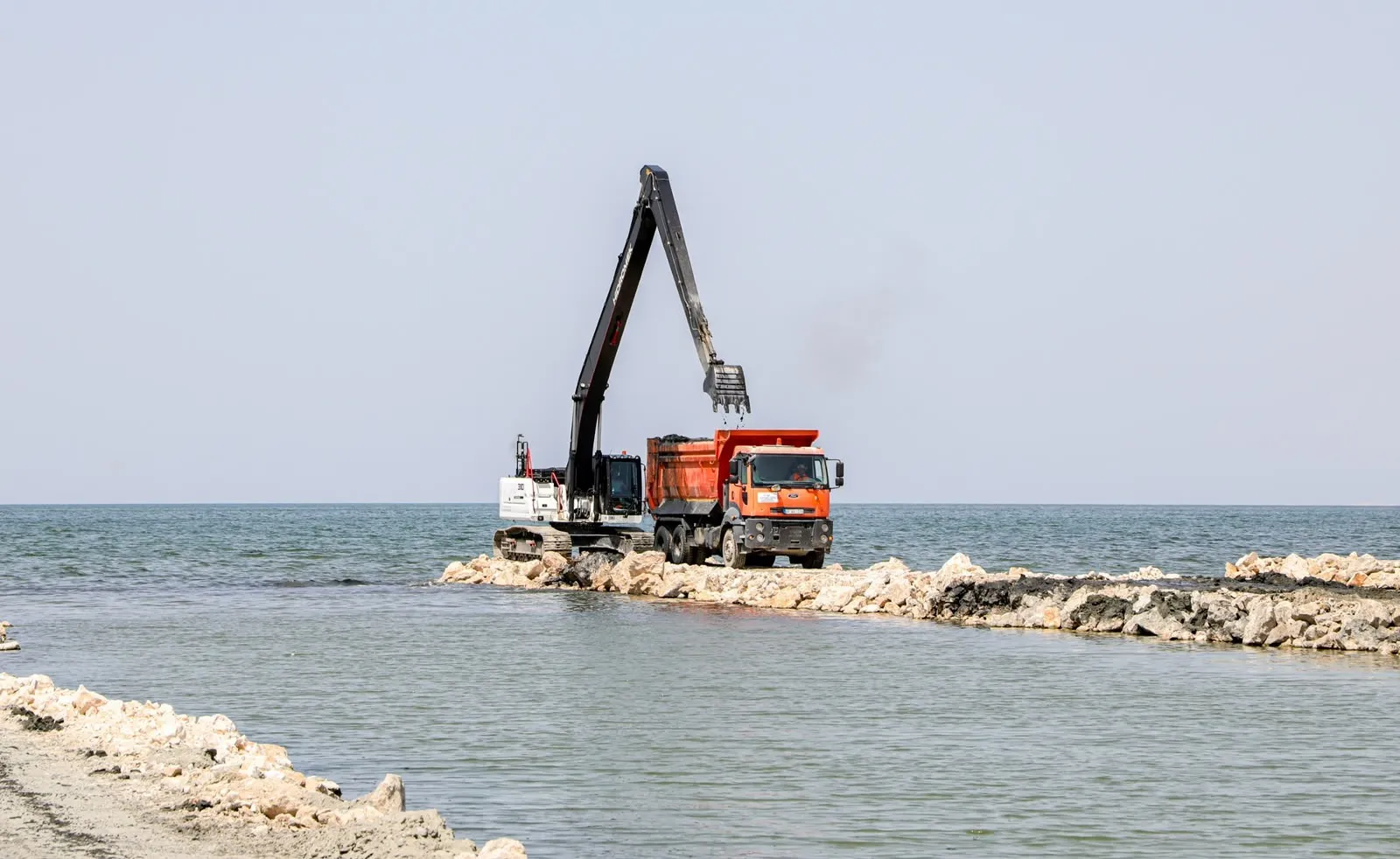 Van Gölü tabanındaki kirlilik temizliğiyle 2 milyon metreküpü aşkın atık temizlendi