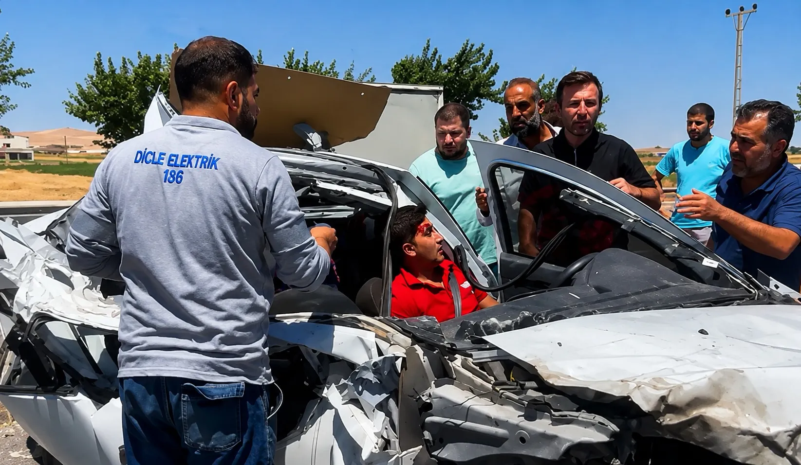 Şanlıurfa yolunda TIR ile çarpışan sürücü hastaneye kaldırıldı
