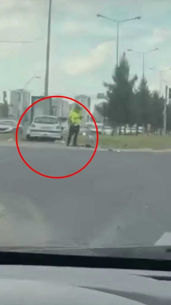 Kayapınar’da kontrolden çıkan otomobil elektrik direğine çarptı