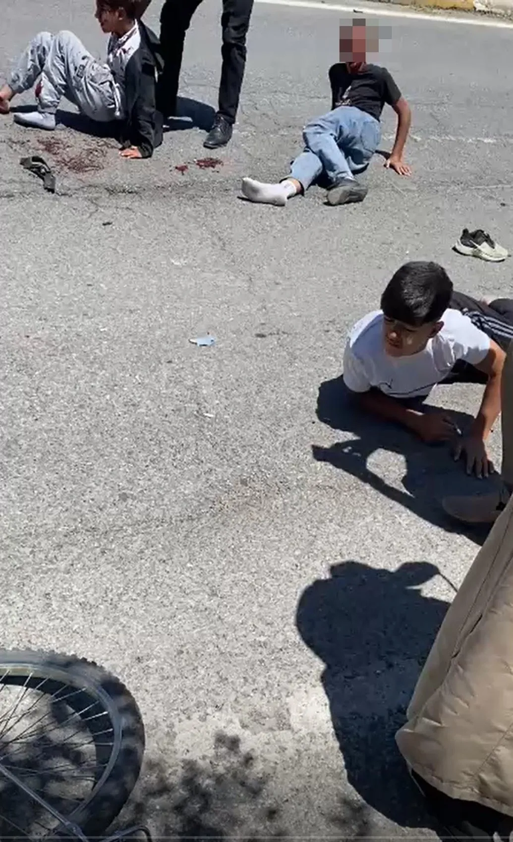 Patnos ilçesinde çocuklara çarpan sürücü olay yerinden hızla uzaklaştı