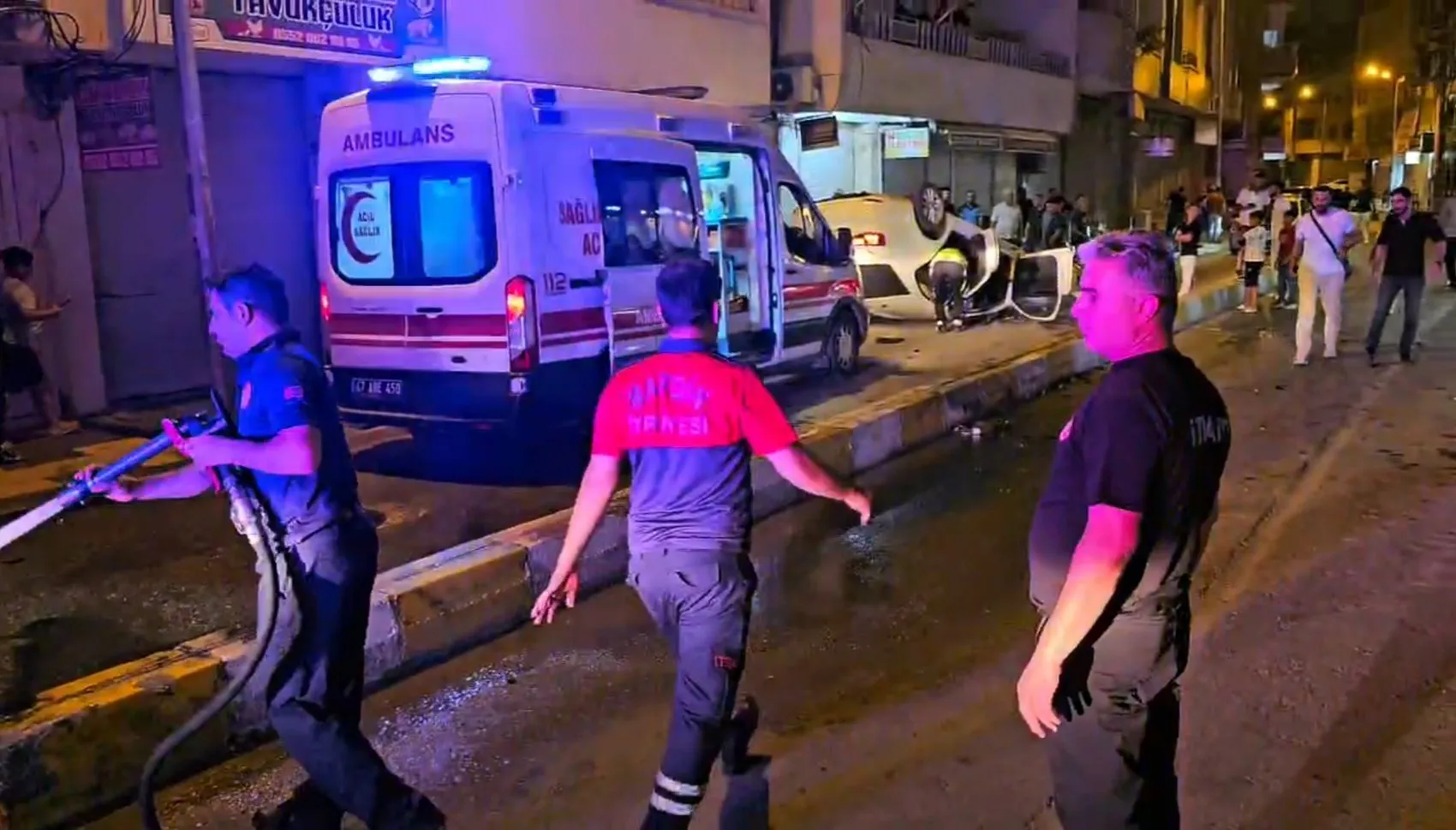 Kızıltepe’de kontrolden çıkan otomobil refüje çarparak takla attı