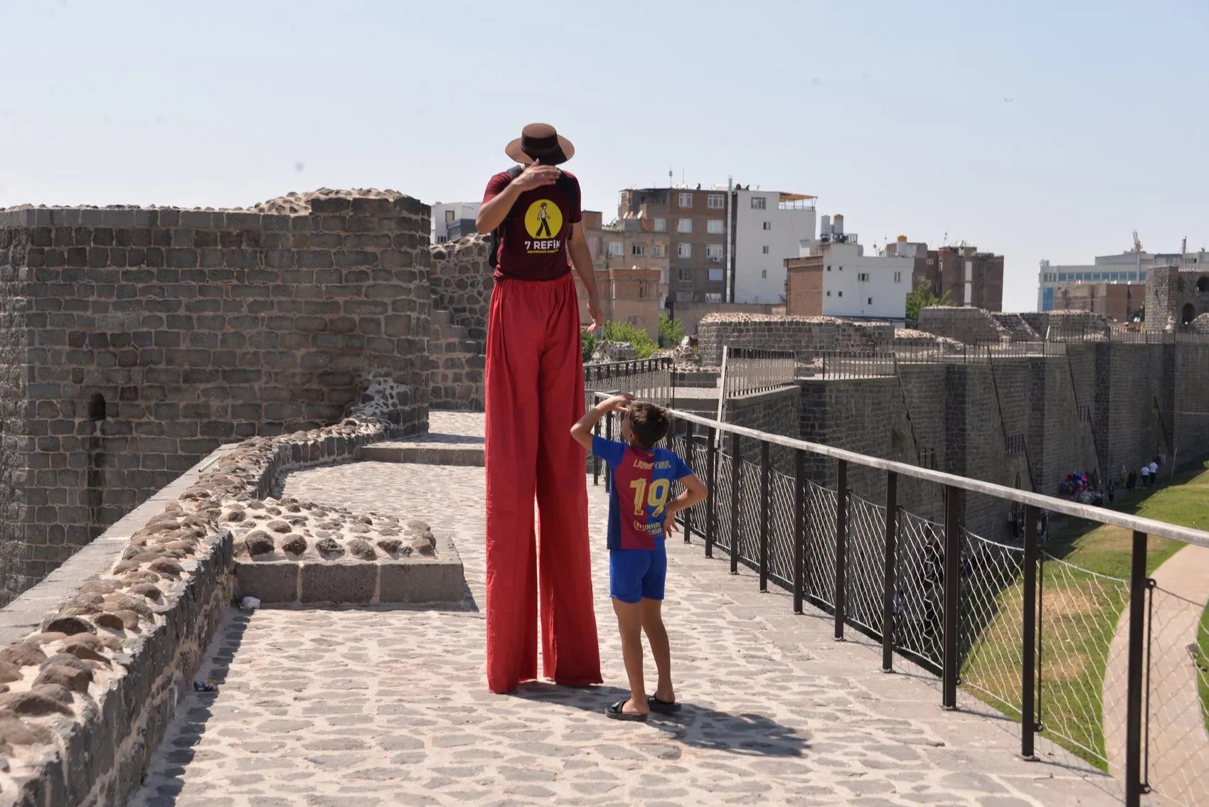 Diyarbakır Surları üzerinde tahta bacaklarla tehlikeli bir gösteri yaptı