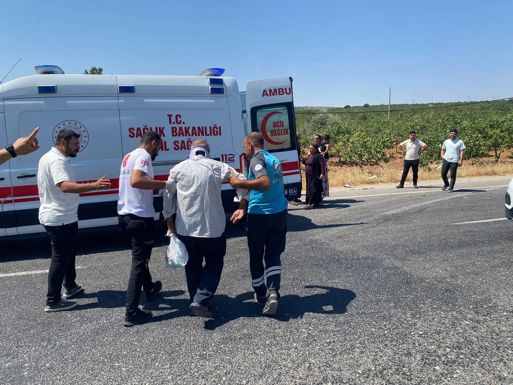Şanlıurfa yolunda otomobil ile minibüs çarpıştı 12 kişi yaralandı