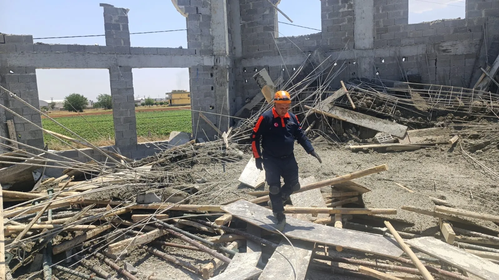 Şanlıurfa'da cami inşaatı çöktü üç işçi yaralandı