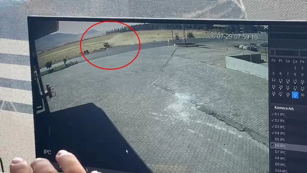Derik ilçesinde kontrolden çıkan otomobil takla atarak ters döndü