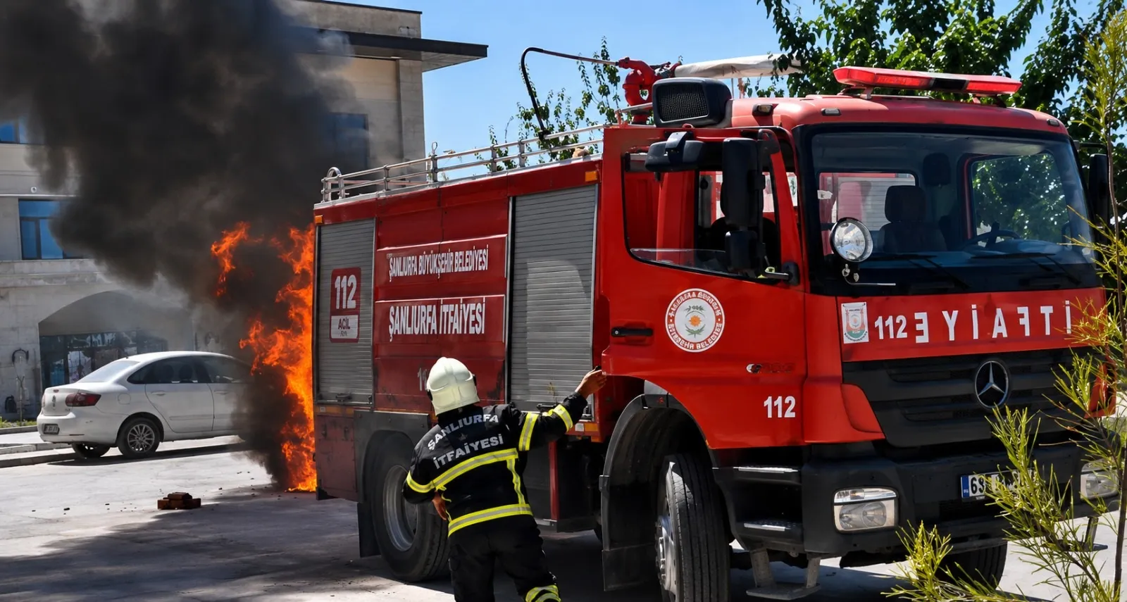 Ceylanpınar Devlet Hastanesi otoparkında park halindeki araç alevlere teslim oldu