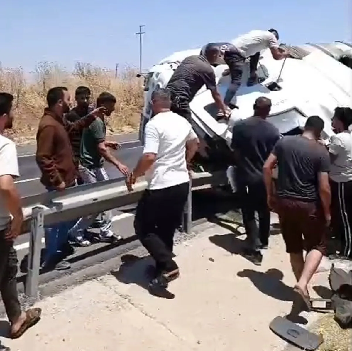Silopi çevre yolunda kontrolden çıkan tanker devrildi
