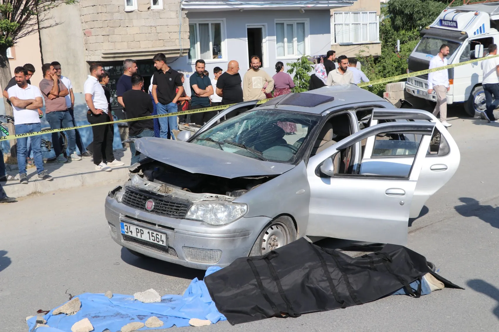 Van Edremit yolunda park halindeki kamyona çarpan otomobilde bir kişi yaşamını yitirdi