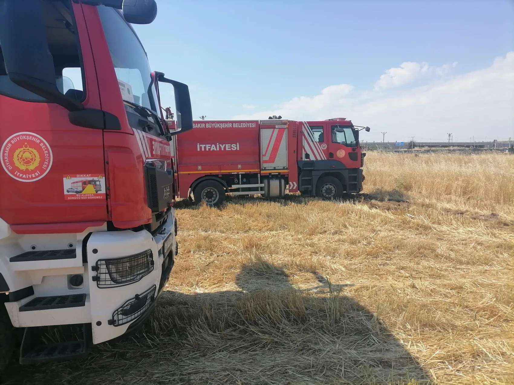 Diyarbakırda akaryakıt istasyonuna yaklaşan anız yangını tehlikesi önlendi