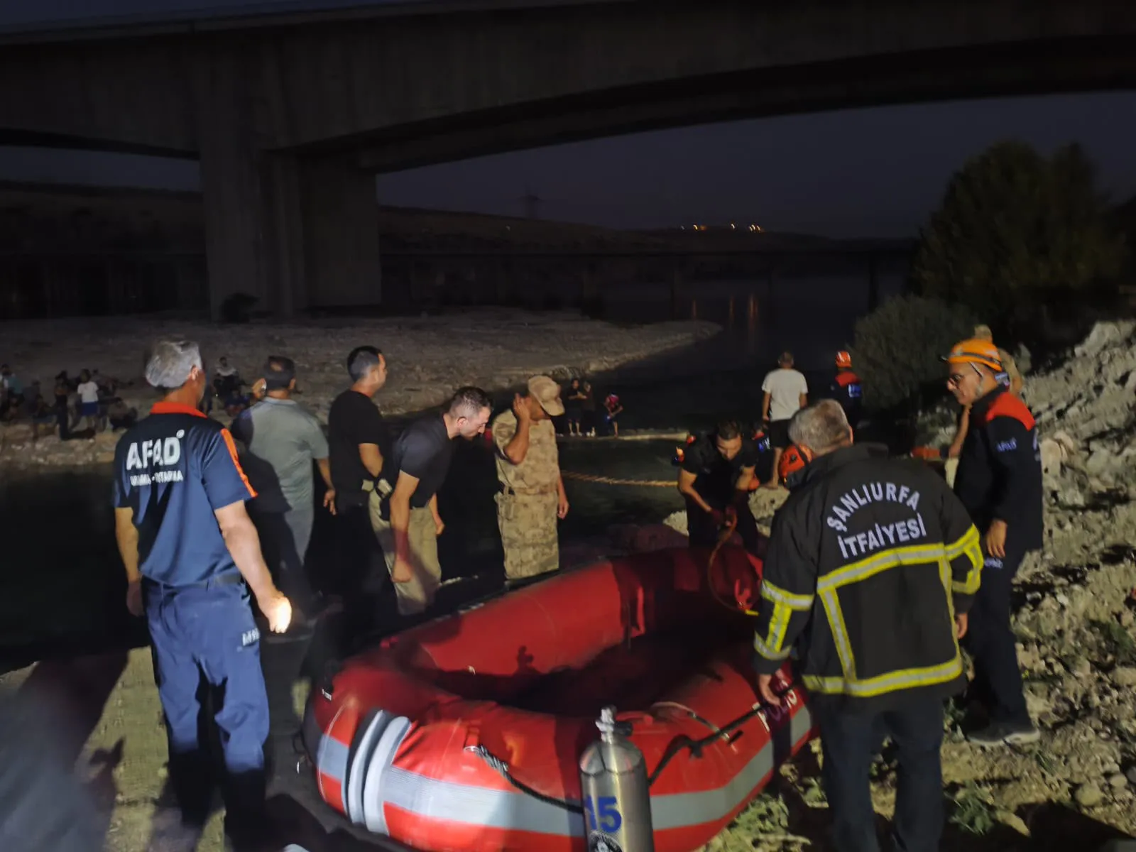 Bozova ilçesinde piknik yapan 32 kişi yükselen suların arasında kaldı