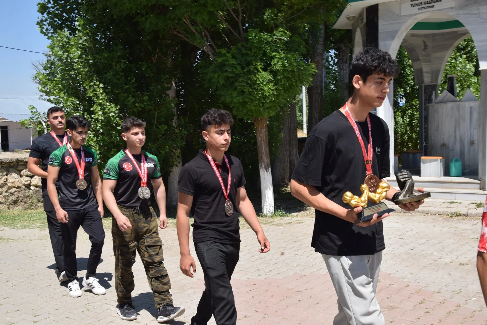 Milli sporculardan şehit Halil Hamuryenin kabrine anlamlı ziyaret