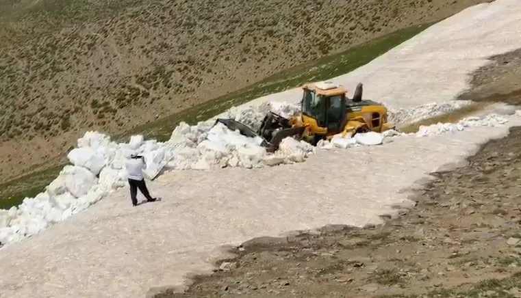 Bitlis yaylalarında yaz ortasında kar mesaisi devam ediyor
