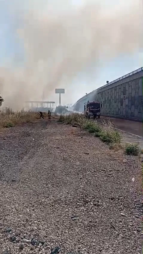 Diyarbakırda akaryakıt istasyonuna yaklaşan anız yangını tehlikesi önlendi