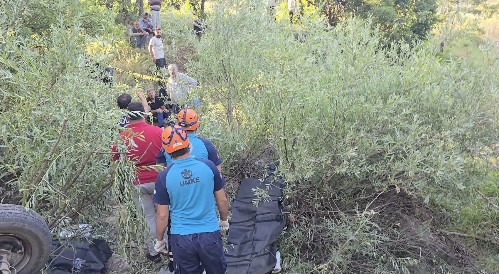 Bingöl Yayladere yolunda kamyonet uçuruma devrildi