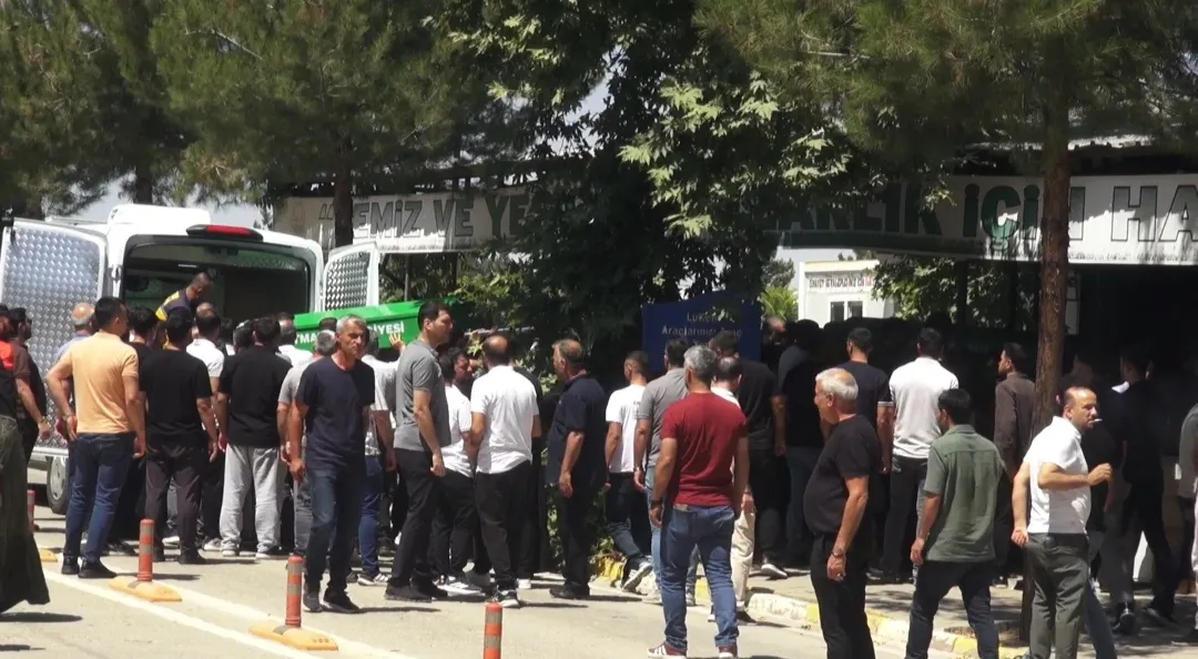 Batman mezarlığındaki saldırıda hayatını kaybeden üç kişi toprağa verildi