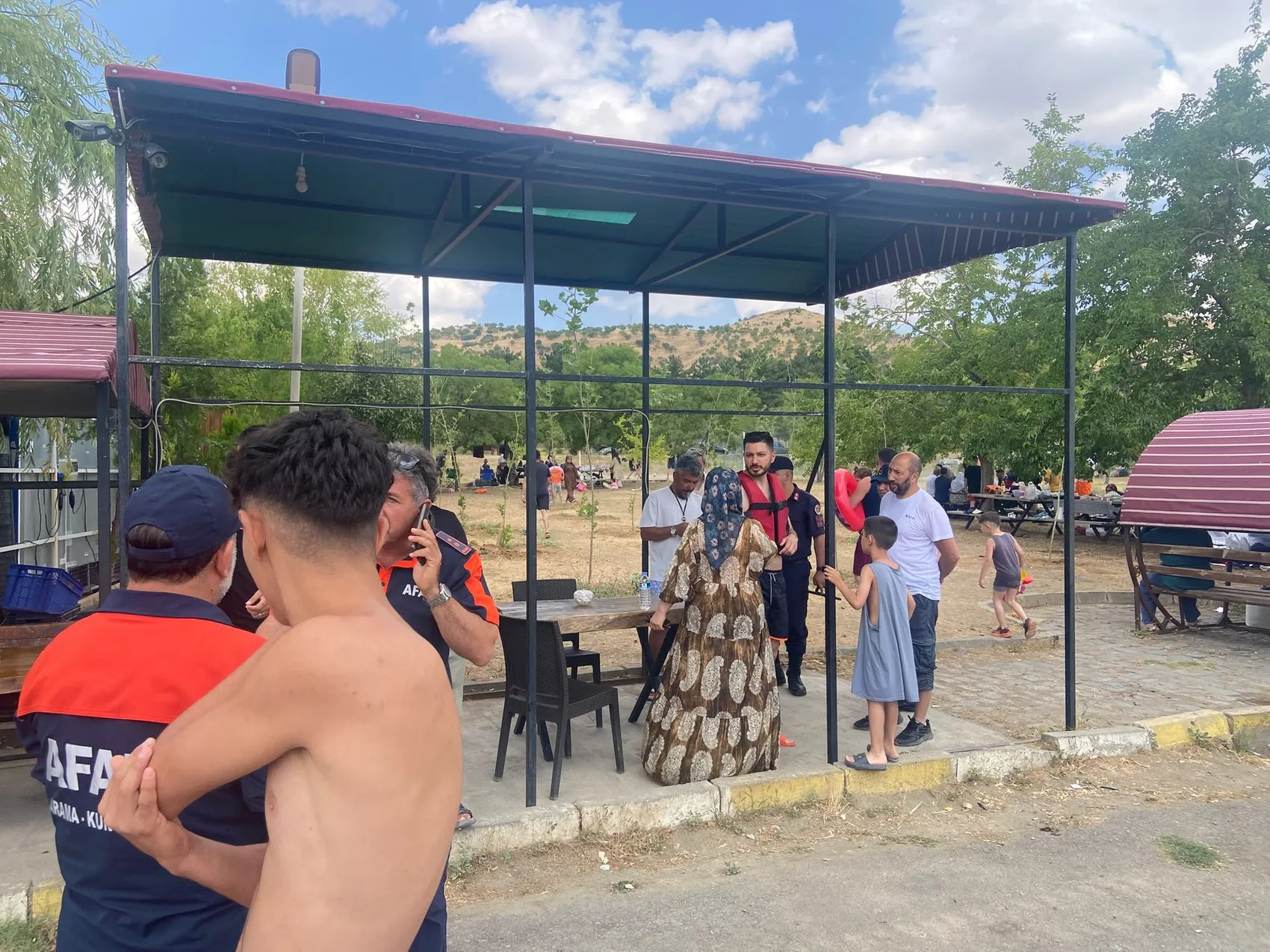 Hazar Gölü üzerinde su alan kayıktaki yedi kişi ekiplerce kıyıya çıkarıldı