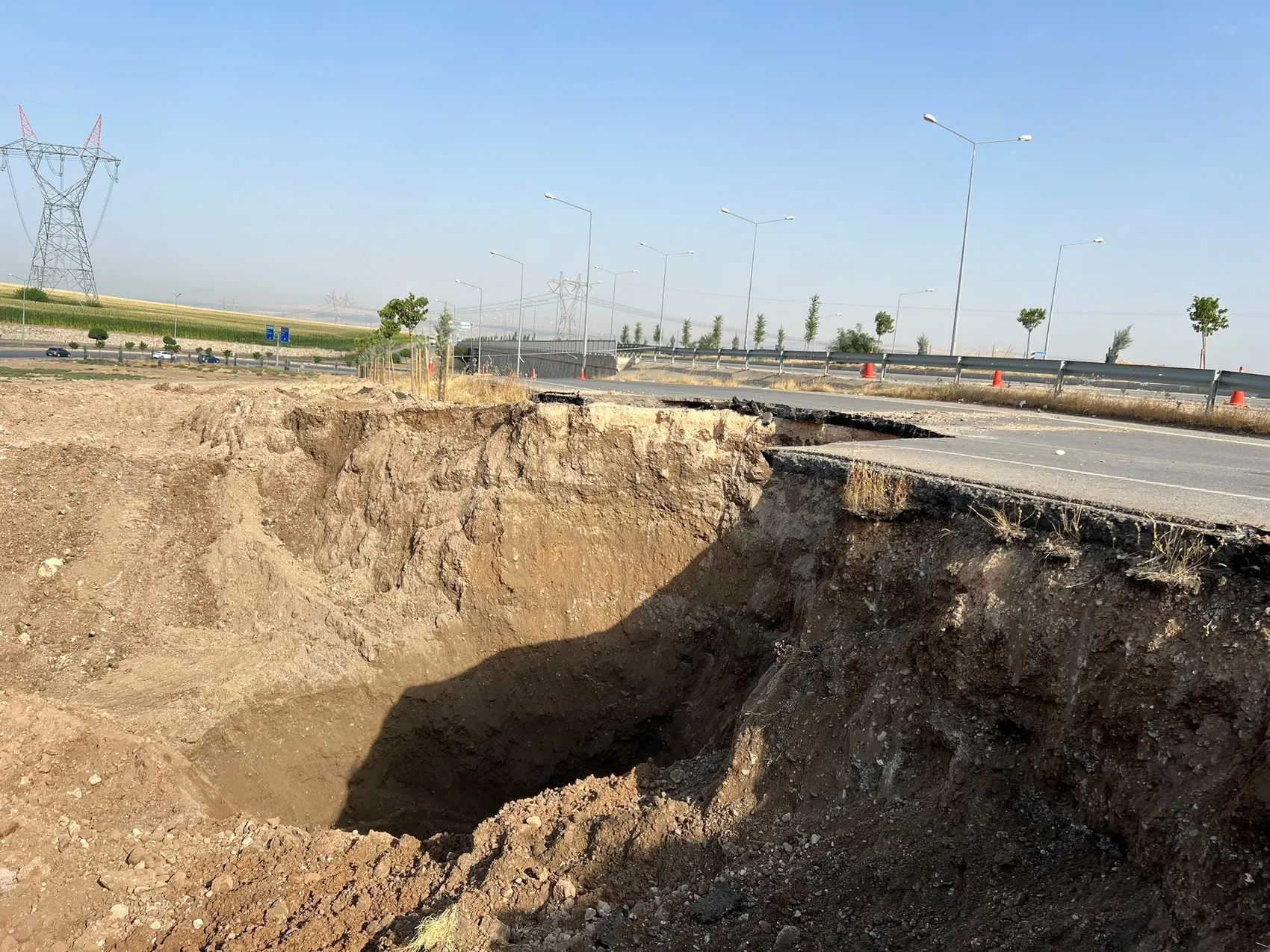 Batman Diyarbakır yolu su borusu patlaması nedeniyle trafiğe kapandı