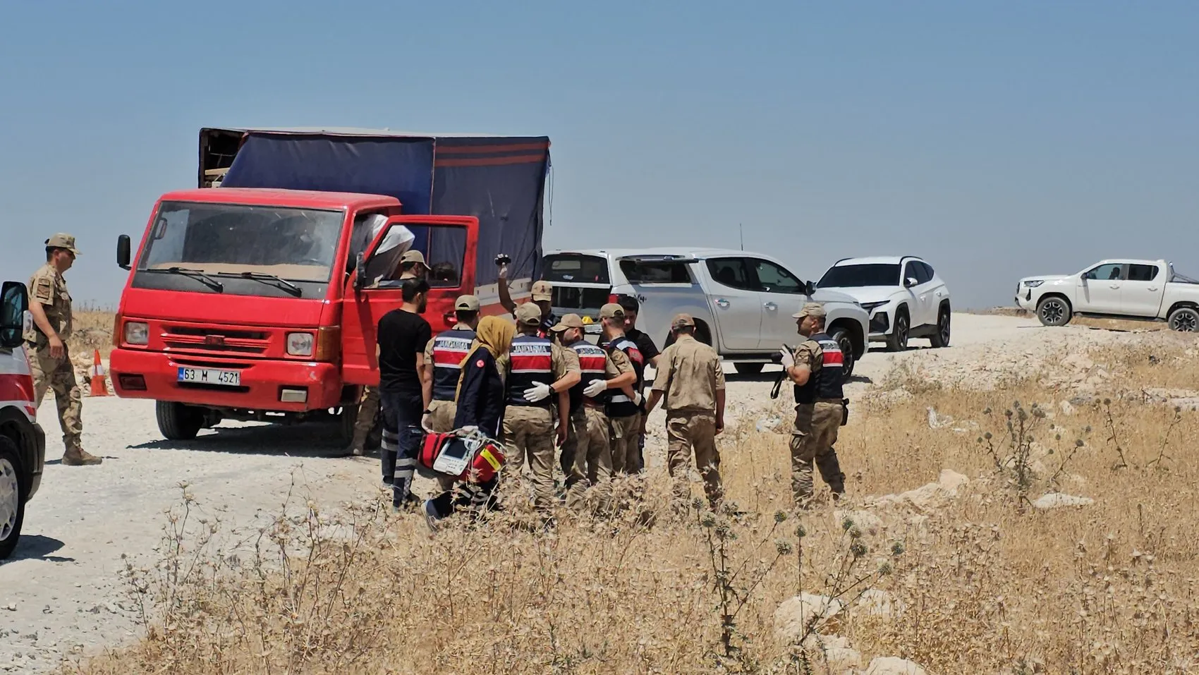Şanlıurfa Karaköprü yolunda park halindeki kamyonette cansız beden bulundu