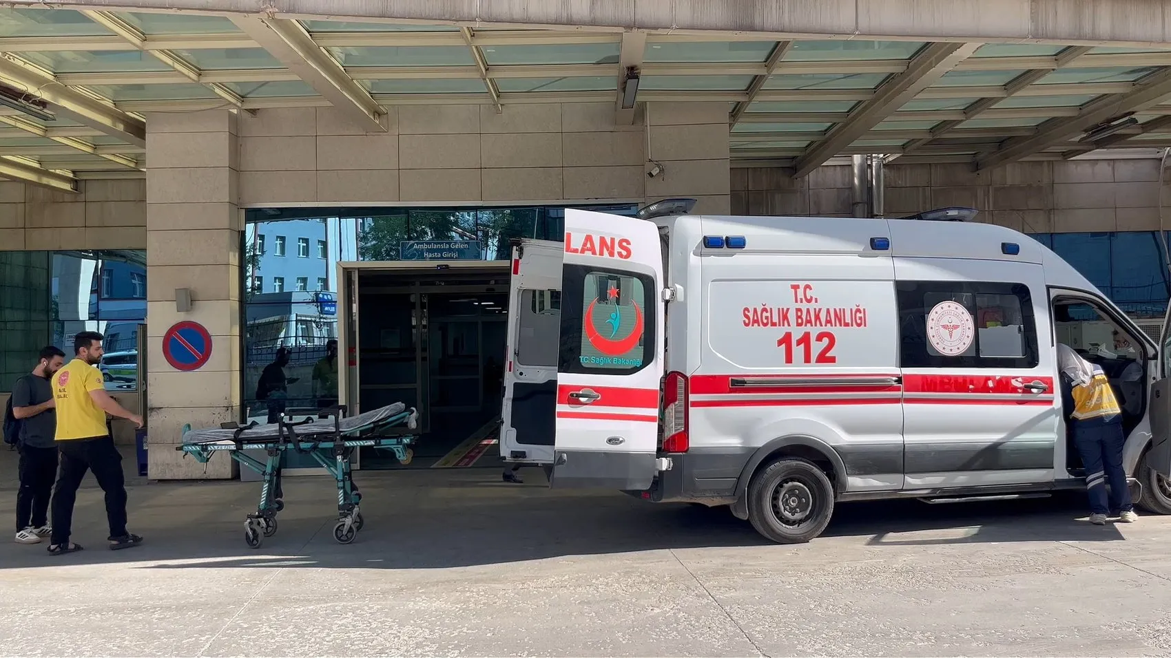 Siirt Eruh’ta yedi metrelik duvardan düşen yaşlı adam hastanelik oldu
