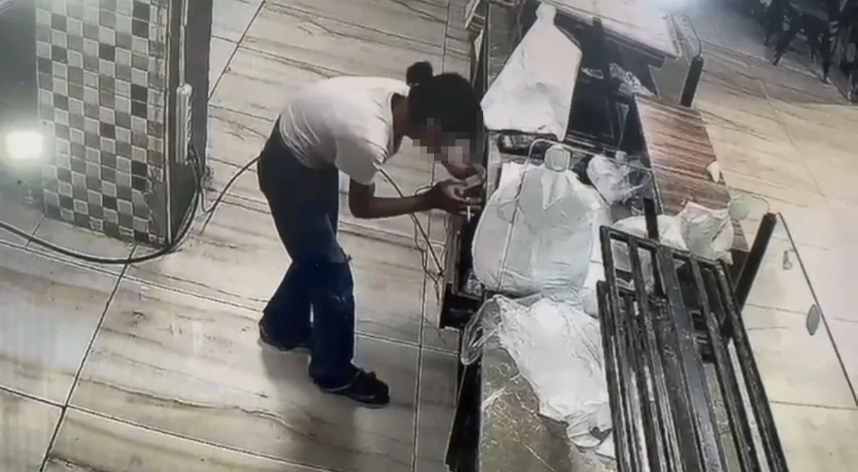 Diyarbakırda fırın çalışanlarını oyalayan hırsızlar kasadaki parayı alıp kaçtı