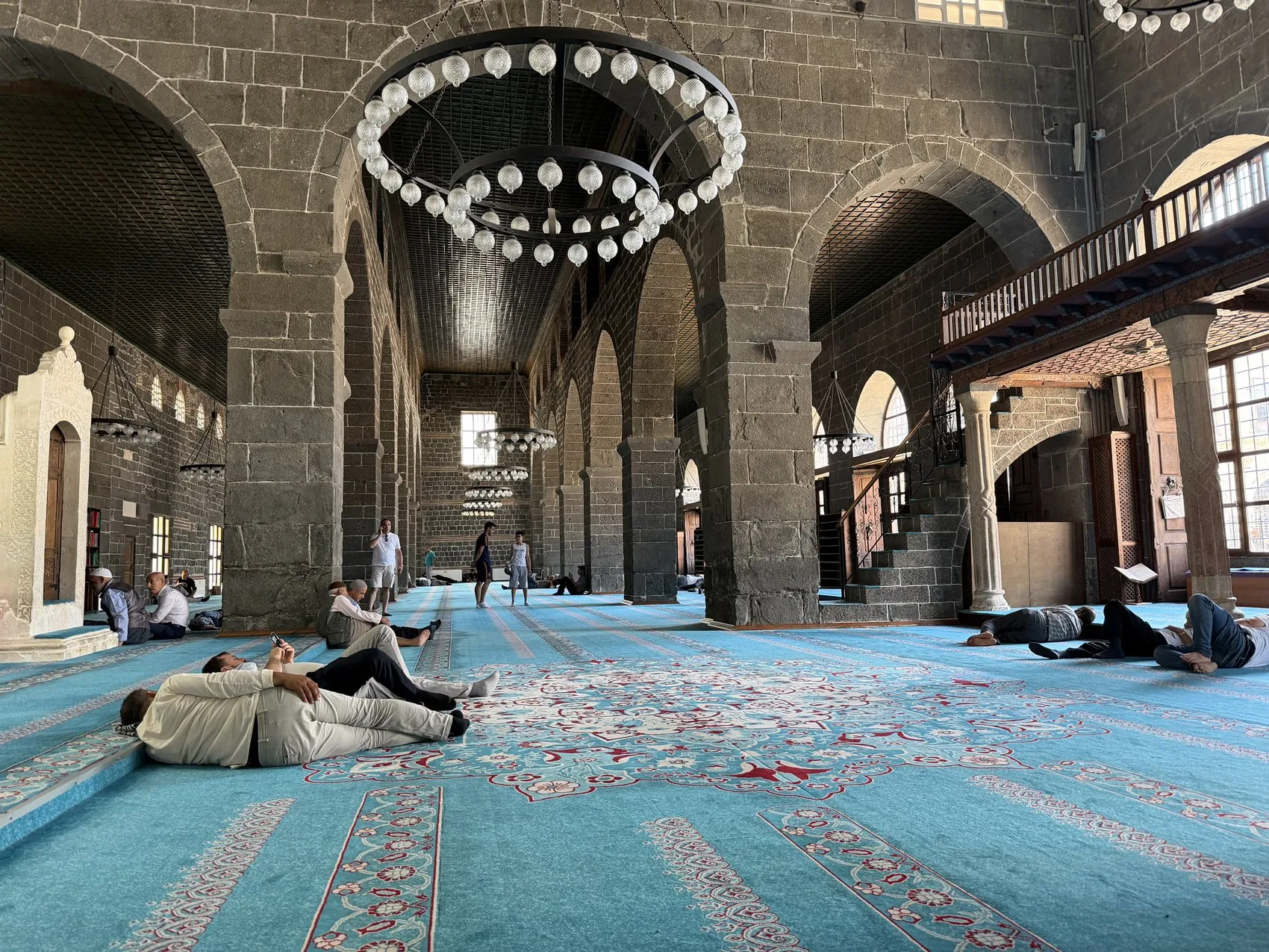Diyarbakırda kavurucu sıcaklar vatandaşları camilere sığınmaya zorladı