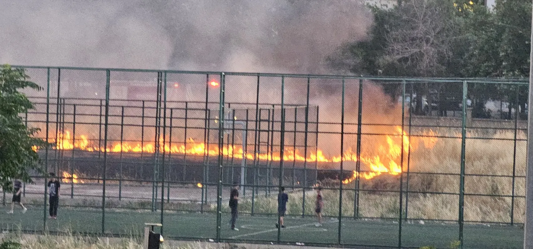 Diyarbakırda yangın sürerken çocuklar futbol oynamaya devam etti