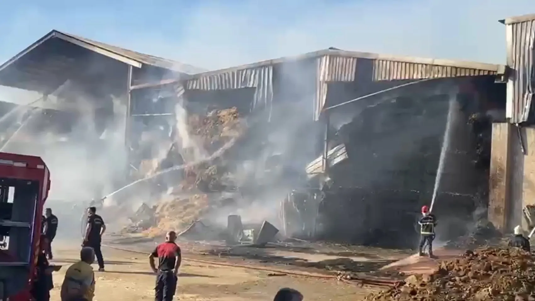 Şanlıurfa'da bir besi çiftliğinin saman deposu alevlere teslim oldu