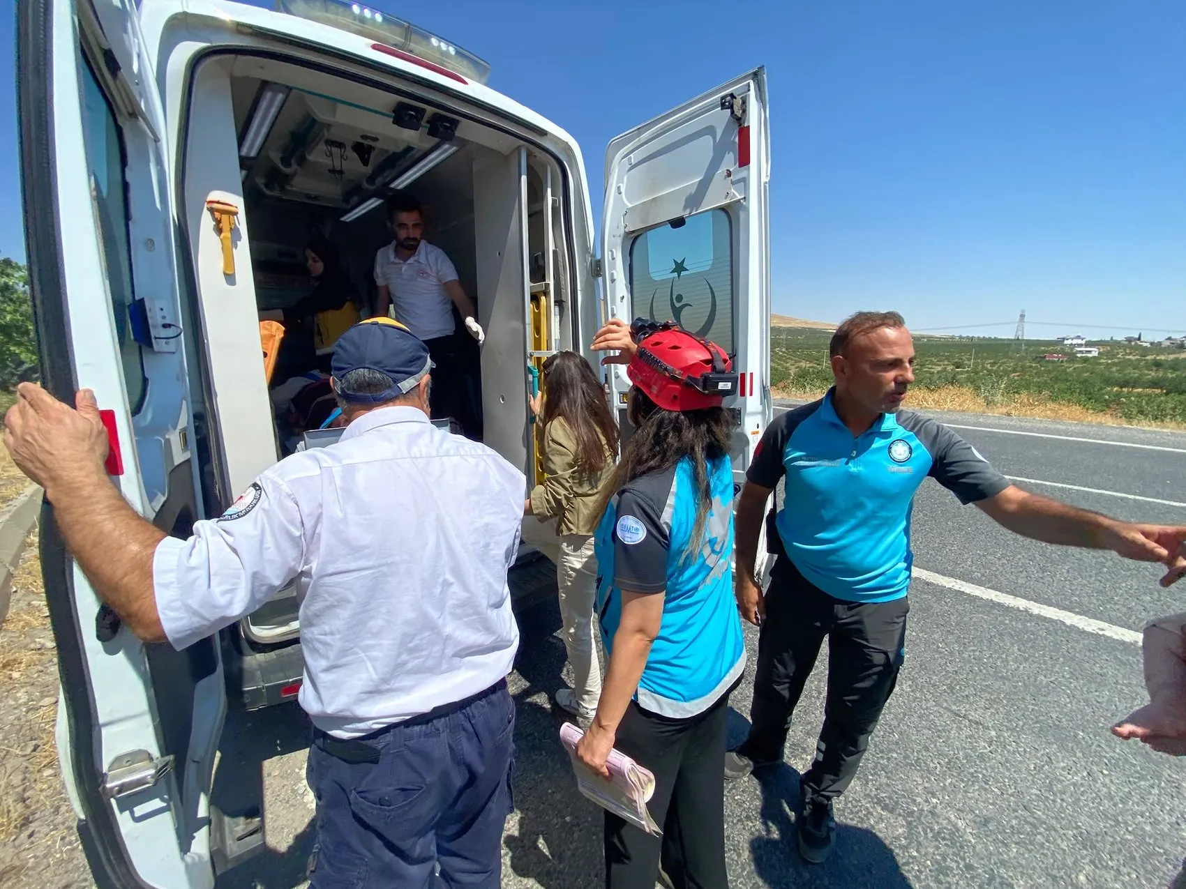 Şanlıurfa yolunda otomobil ile minibüs çarpıştı 12 kişi yaralandı
