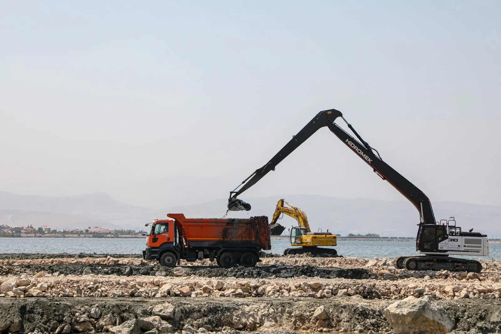 Van Gölü tabanındaki kirlilik temizliğiyle 2 milyon metreküpü aşkın atık temizlendi