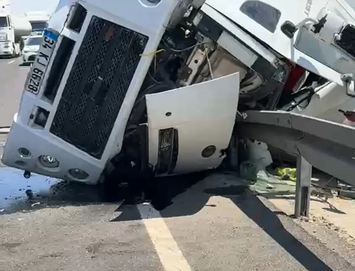 Silopi çevre yolunda kontrolden çıkan tanker devrildi